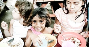 Deux jeunes enfants debout parmi des matériaux de construction, symbolisant l'innocence et la résilience dans un environnement difficile Deux jeunes enfants debout parmi des matériaux de construction, symbolisant l'innocence et la résilience dans un environnement difficile