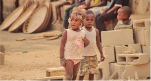 Deux jeunes enfants debout dans un environnement de construction, symbolisant l'innocence et la curiosité face au monde qui les entoure. Deux jeunes enfants debout dans un environnement de construction, symbolisant l'innocence et la curiosité face au monde qui les entoure.